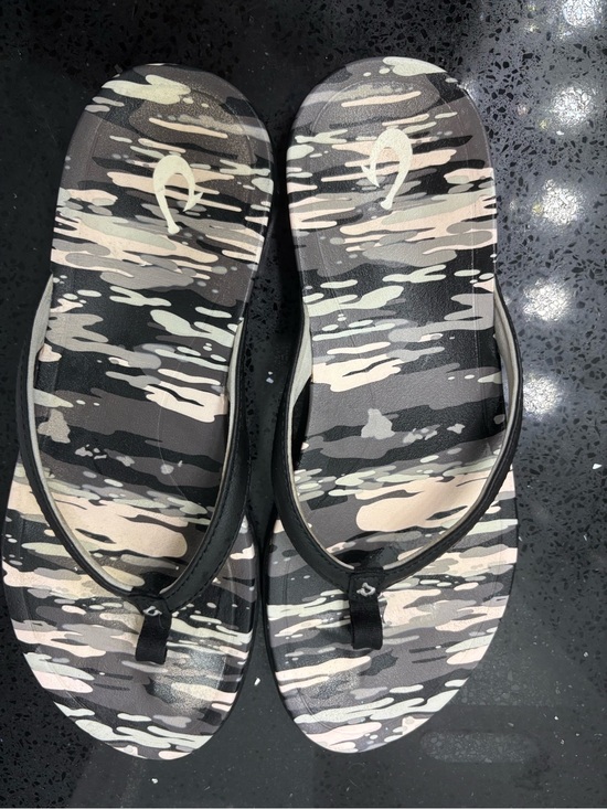 OluKai Shoes - Camo Print flip flops - Black & Gray & Cream & pink